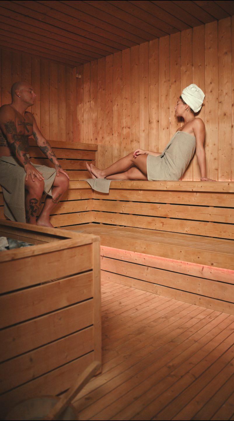 Due ospiti nella sauna finlandese