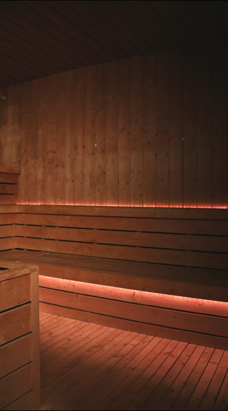 La sauna finlandese di Igea, con la luce calda sotto le panche